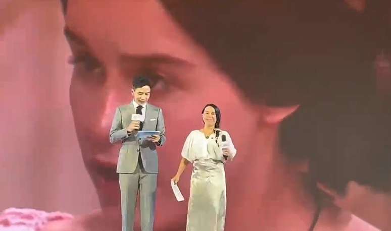 Luc&eacute;lia Santos em homenagem na China: o tel&atilde;o mostra Isaura, personagem que a tornou idolatrada por asi&aacute;ticos