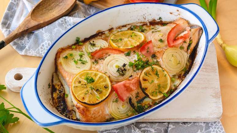 Do ponto de vista nutricional, os peixes de &aacute;guas frias se destacam por oferecer uma combina&ccedil;&atilde;o de prote&iacute;nas de alto valor biol&oacute;gico, vitaminas lipossol&uacute;veis (como A e D), vitaminas do complexo B (B12, niacina, B6), minerais (iodo, sel&ecirc;nio, f&oacute;sforo, pot&aacute;ssio) e &aacute;cidos graxos &ocirc;mega-3 &ndash; depositphotos.com / VIVOOO