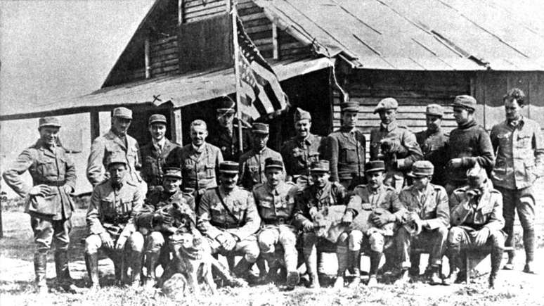 Os pilotos da Esquadrilha Lafayette (SPA 124) em 10 de julho de 1917 em Chaudun, Fran&ccedil;a.