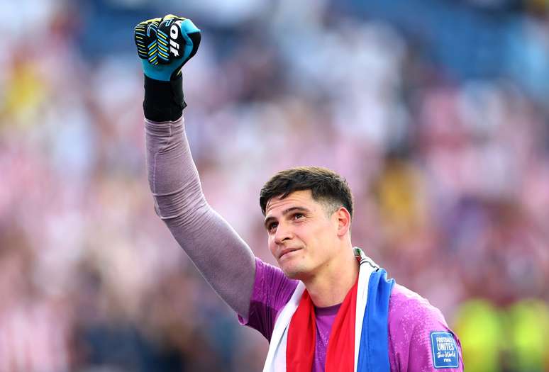 Orlando Gill, goleiro do Paraguai, celebra torcida ap&oacute;s disputa de p&ecirc;naltis contra a Alemanha &ndash; 