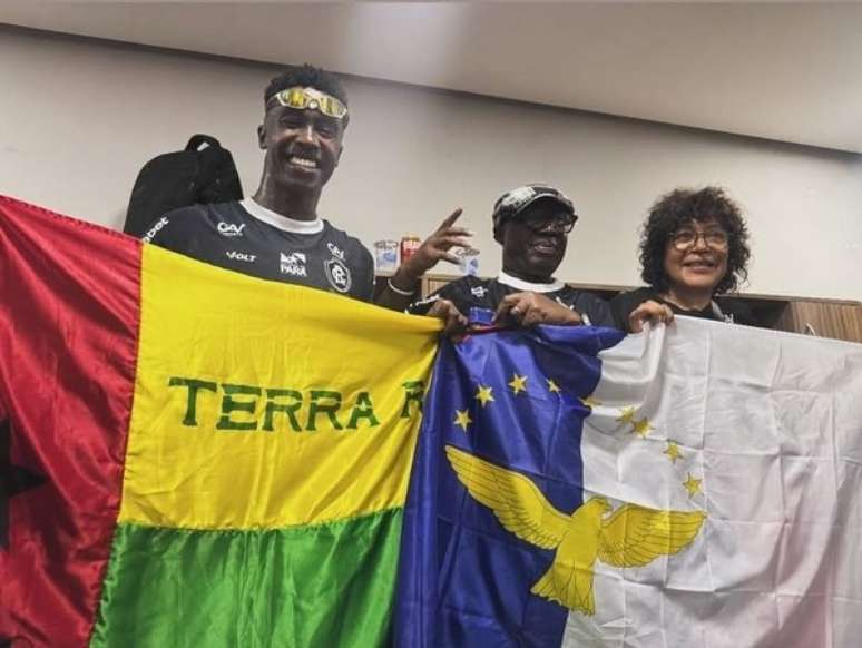 &Agrave; esquerda, Jo&atilde;o Pedro 