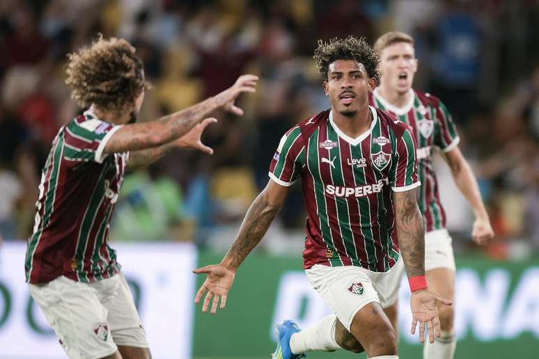John Kennedy comemorando gol em jogo entre Fluminense e Chapecoense no Brasileir&atilde;o 2026. (FOTO: MARCELO GON&Ccedil;ALVES / FLUMINENSE F.C.)