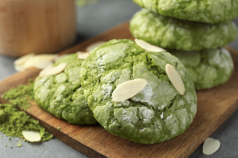Cookie de match&aacute; com lascas de am&ecirc;ndoas 