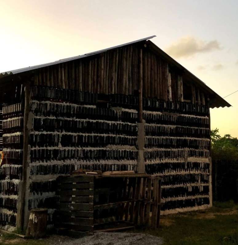A obra teve in&iacute;cio em 1&ordm; de maio de 2020, durante a pandemia de covid-19, inspirada pelo grande volume de garrafas descartadas nas praias ap&oacute;s as temporadas de turismo &ndash; Reprodu&ccedil;&atilde;o/Instagram