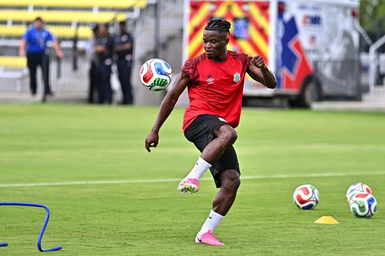 Brian Cipenga durante treino da Rep&uacute;blica Democr&aacute;tica do Congo na Copa do Mundo &ndash; 