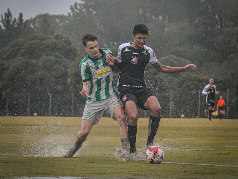 Jogo em Caxias do Sul ocorreu sob muita chuva &ndash;