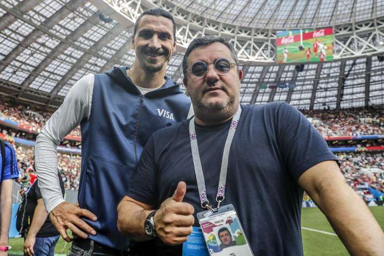 O jogador sueco Ibrahimovic ao lado de seu agente Mino Raiola na Copa de 2018