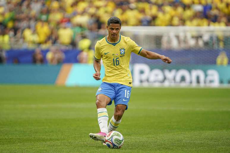 Douglas Santos dribla desconfian&ccedil;a e ganha respaldo de Ancelotti e da torcida, na Sele&ccedil;&atilde;o &ndash;