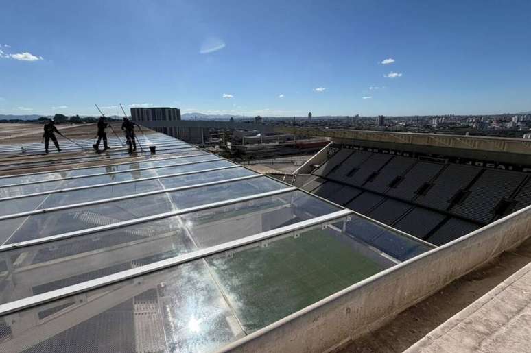 Manuten&ccedil;&atilde;o e limpeza do teto da Neo Qu&iacute;mica Arena, est&aacute;dio do Corinthians &ndash;
