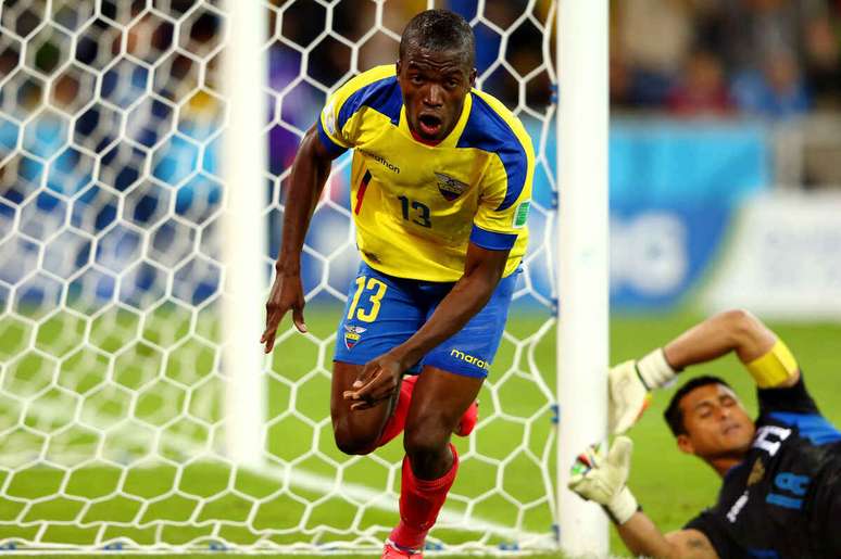 Enner Valencia corre para comemorar seu gol contra Honduras, na Copa de 2014 &ndash;