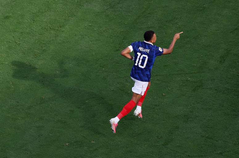 Mbapp&eacute; contra a Su&eacute;cia 