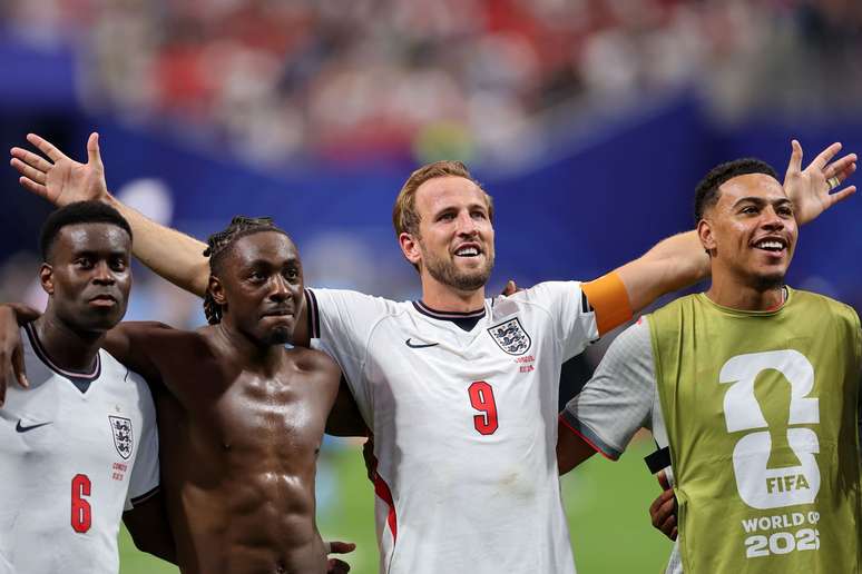 Jogadores ingleses celebraram a classifica&ccedil;&atilde;o junto da torcida em Atlanta 