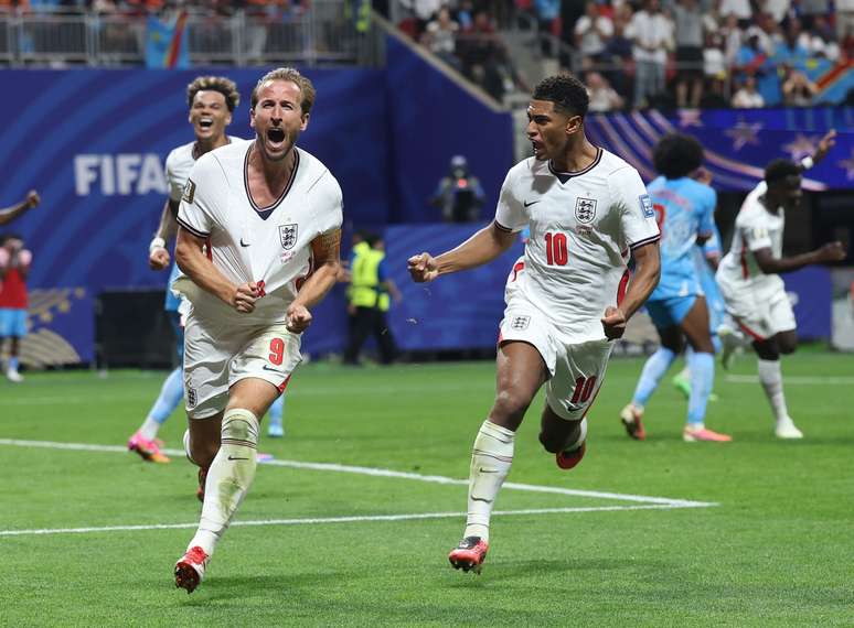 Harry Kane comemorando o segundo gol da vit&oacute;ria da Inglaterra sobre o Congo 