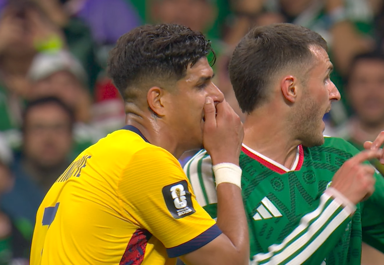 Hincapi&eacute;, do Equador, foi expulso for falar com a m&atilde;o na boca durante discuss&atilde;o com jogador do M&eacute;xico na Copa do Mundo