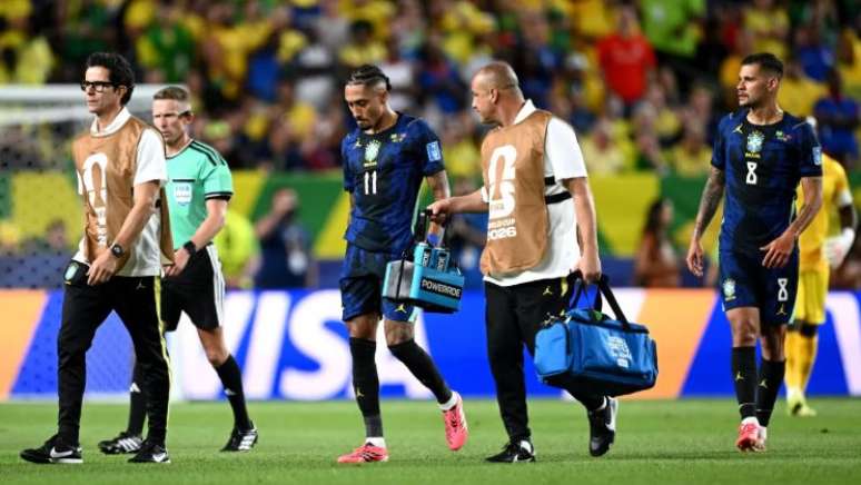 Raphinha sentiu contus&atilde;o na vitoria do Brasil contra Haiti