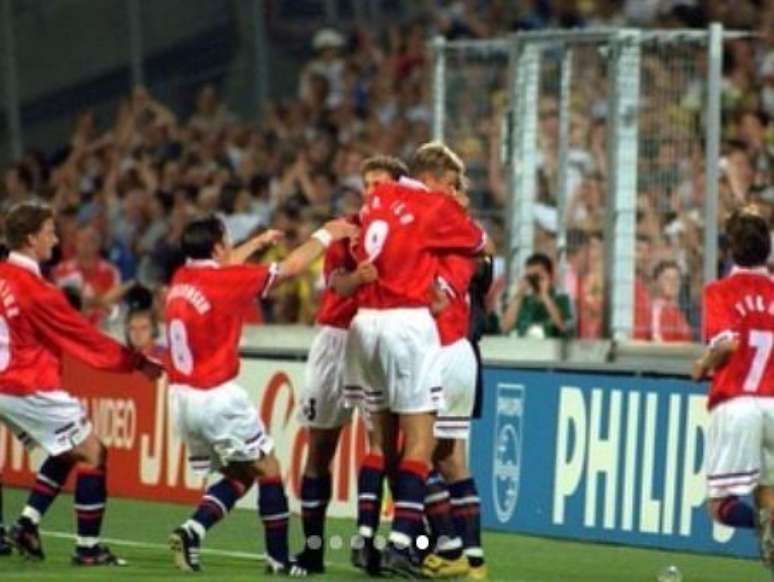 Tore Andr&eacute; Flo marca gol contra o Brasil 