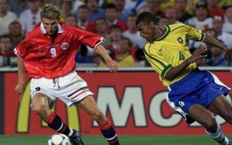 Tore Andr&eacute; Flo recebe marca&ccedil;&atilde;o de Junior Baiano contra o Brasil