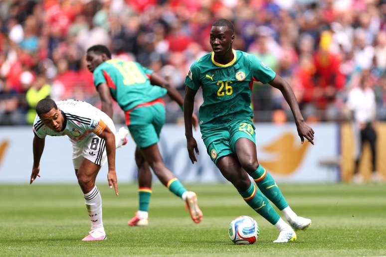 Pape Gueye controla a bola em partida contra a B&eacute;lgica pelos 16-avos de final da Copa do Mundo de 2026 &ndash; 