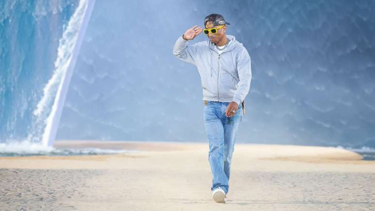 Pharrell Williams caminha na passarela durante o desfile masculino Primavera/Ver&atilde;o 2027 da Louis Vuitton, em Paris, Fran&ccedil;a. (Foto: Stephane Cardinale