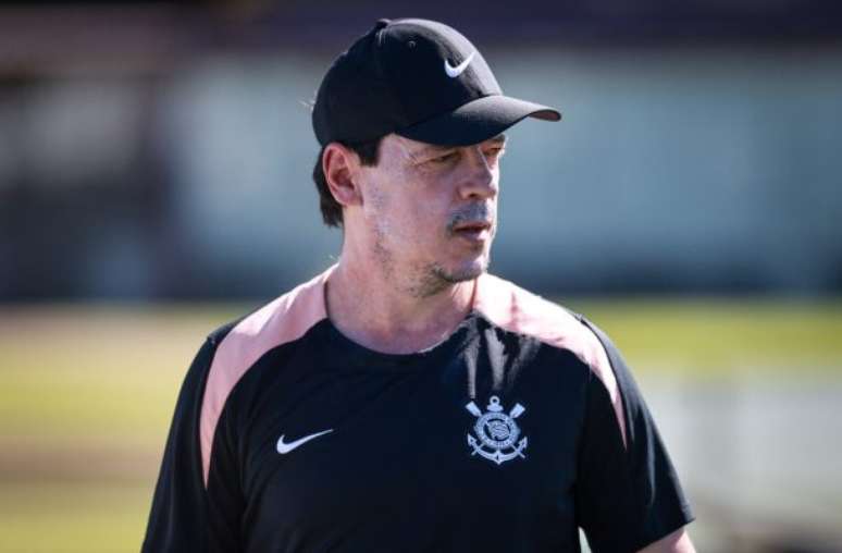 Fotos: Rodrigo Gazzanel / Ag&ecirc;ncia Corinthians - Legenda: Fernando Diniz durante treinamento do Corinthians nesta quinta-feira (2)