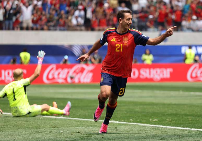 Oyarzabal comemorando o terceiro gol espanhol 