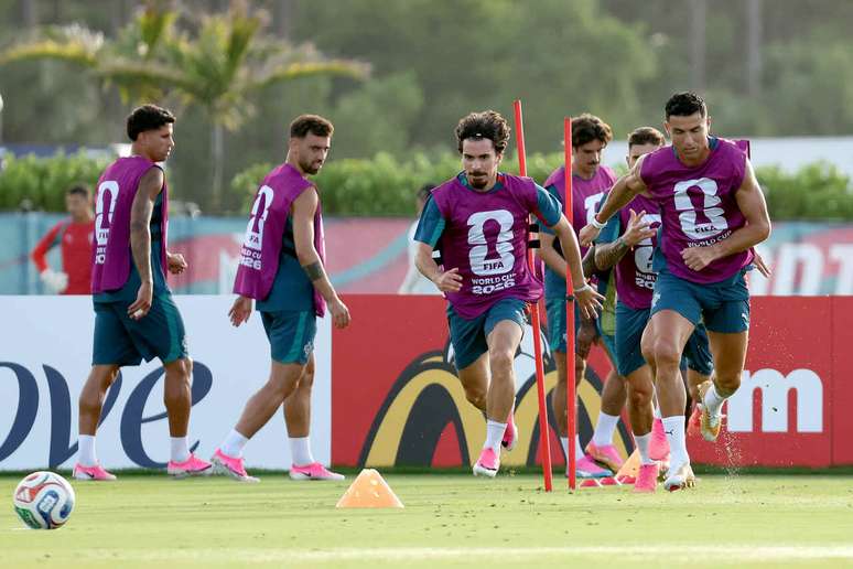 Vitinha e Cristiano Ronaldo durante treino da sele&ccedil;&atilde;o portuguesa &ndash;
