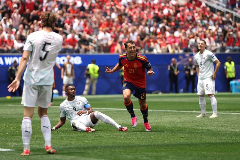 Oyarzabal comemorando o primeiro gol da Espanha 