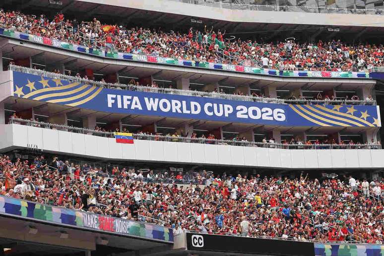 Est&aacute;dio em Los Angeles ensaia uma ola durante Espanha x &Aacute;ustria &ndash; (Photo by Harry How/Getty Images)