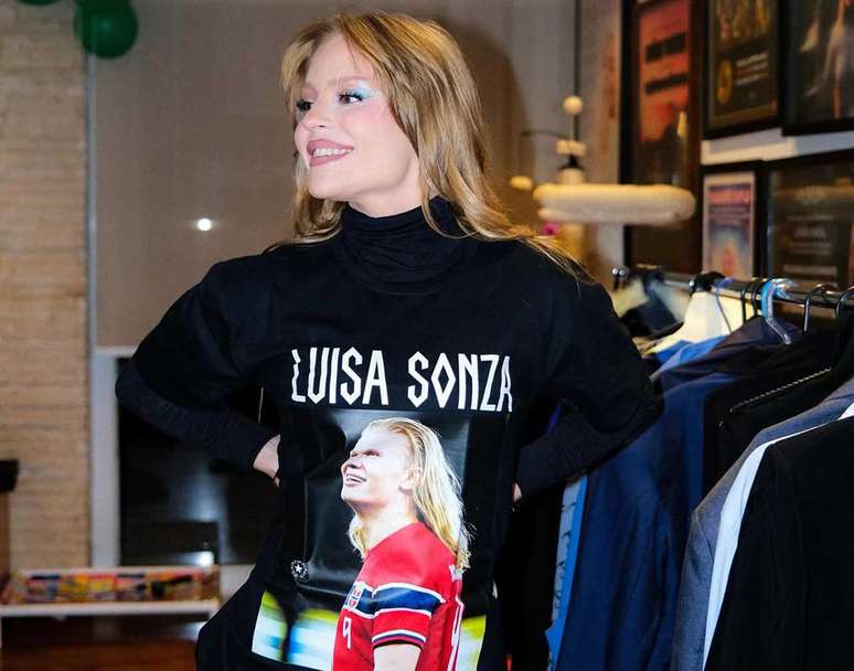 Lu&iacute;sa Sonza posa com camisa personalizada em refer&ecirc;ncia a Haaland &ndash;