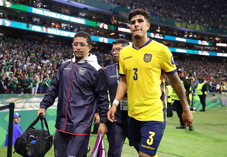Hincapi&eacute;, do Arsenal, foi expulso na derrota do Equador para o M&eacute;xico na Copa do Mundo &ndash;