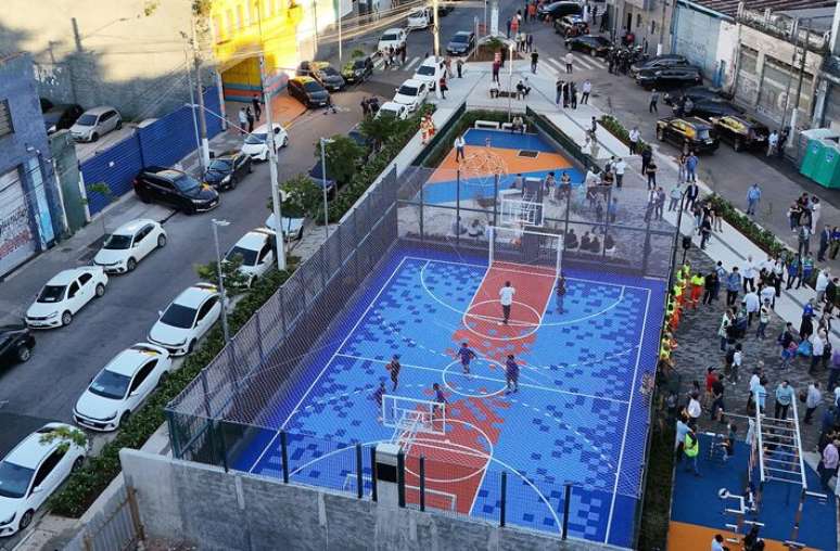 Pra&ccedil;a conta com quadra poliesportiva; investimento foi de R$ 2,5 milh&otilde;es.