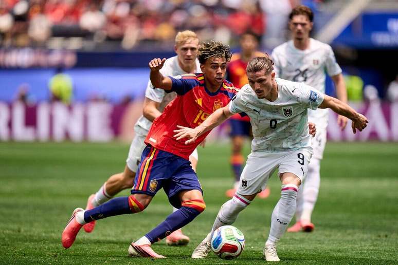 Lamine Yamal em disputa de bola com jogadores da &Aacute;ustria na Copa do Mundo &ndash;