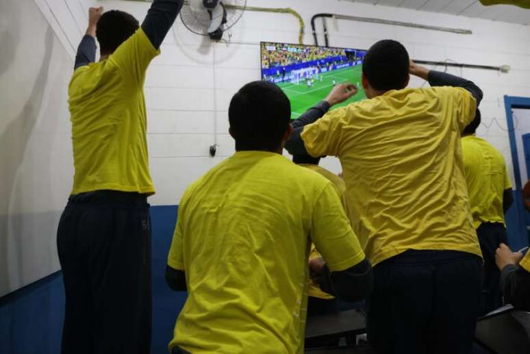 Comemora&ccedil;&atilde;o dos internos da Funda&ccedil;&atilde;o Casa, em Itaquera, celebram gol salvador da sele&ccedil;&atilde;o brasileira