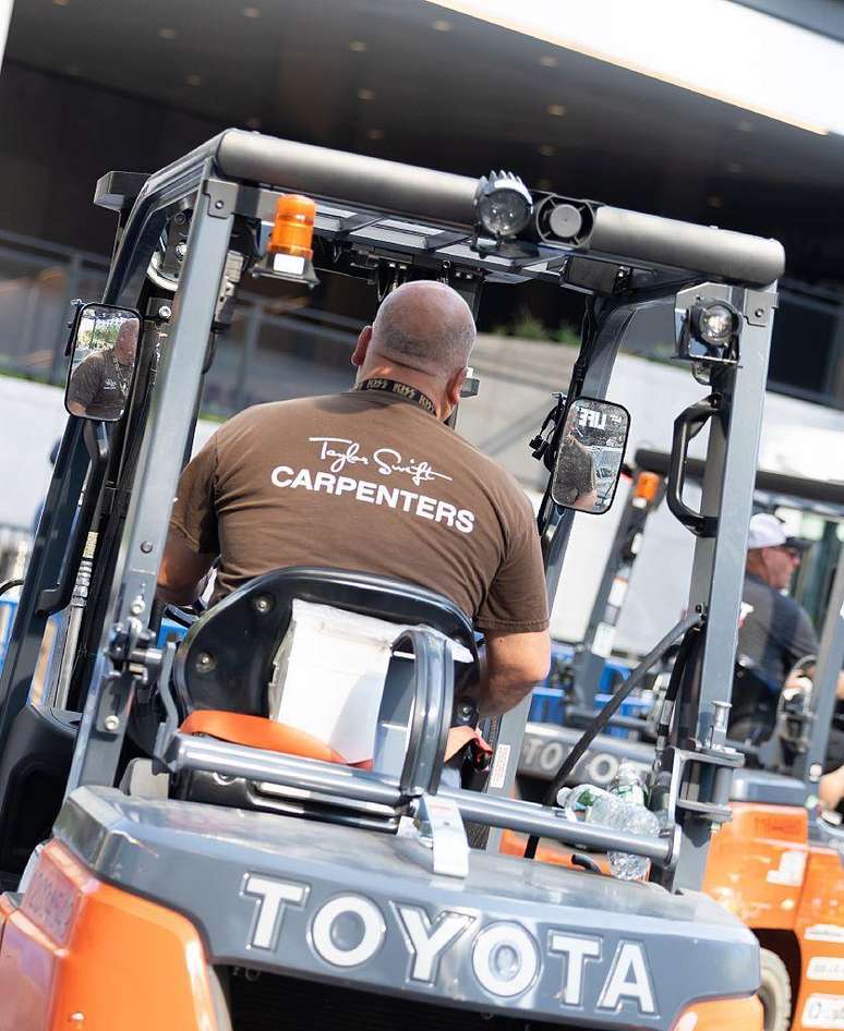 Nos &uacute;ltimos dias, equipes descarregaram equipamentos de palco, refletores e outros materiais