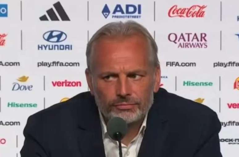 Reprodu&ccedil;&atilde;o de v&iacute;deo - Legenda: S&eacute;bastien Desabre mostrou surpresa quando o assessor da sele&ccedil;&atilde;o da RD Congo anunciou a morte do pai