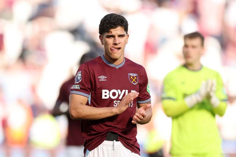 Mateus Fernandes, novo refor&ccedil;o do Tottenham, aplaude torcida do West Ham ap&oacute;s partida contra o Leeds, pela Premier League &ndash; 