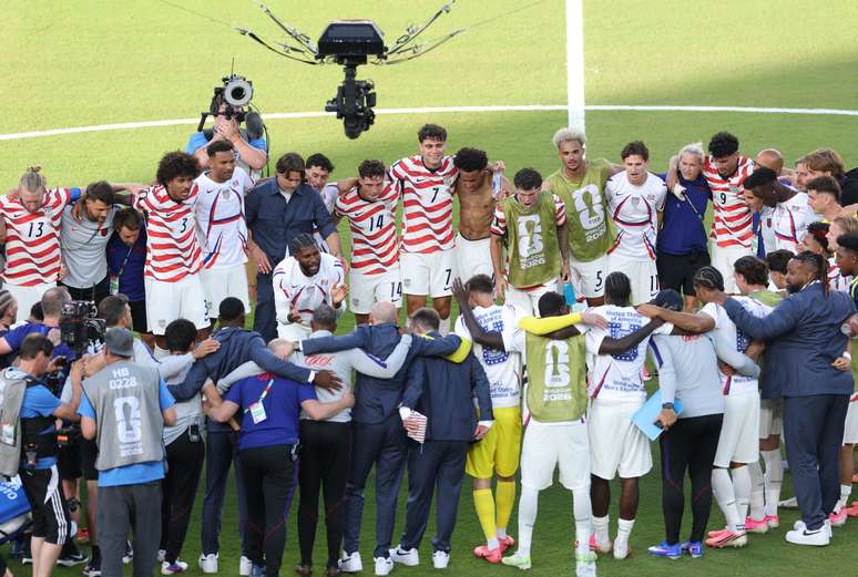 Jogadores dos EUA reunidos ap&oacute;s classifica&ccedil;&atilde;o contra a B&oacute;snia e Herzegovina nos 16-avos de final da Copa do Mundo de 2026 &ndash; 