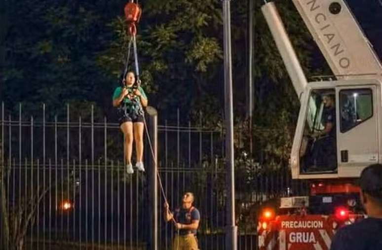 Equipes de emerg&ecirc;ncia utilizam um guindaste para retirar a torcedora da estrutura met&aacute;lica &ndash;