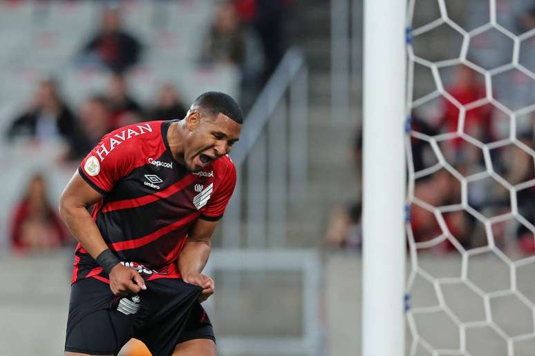 Matheus Felipe, durante passagem pelo Athletico Paranaense, em partida contra o Palmeiras pelo Campeonato Brasileiro de 2022 &ndash; 