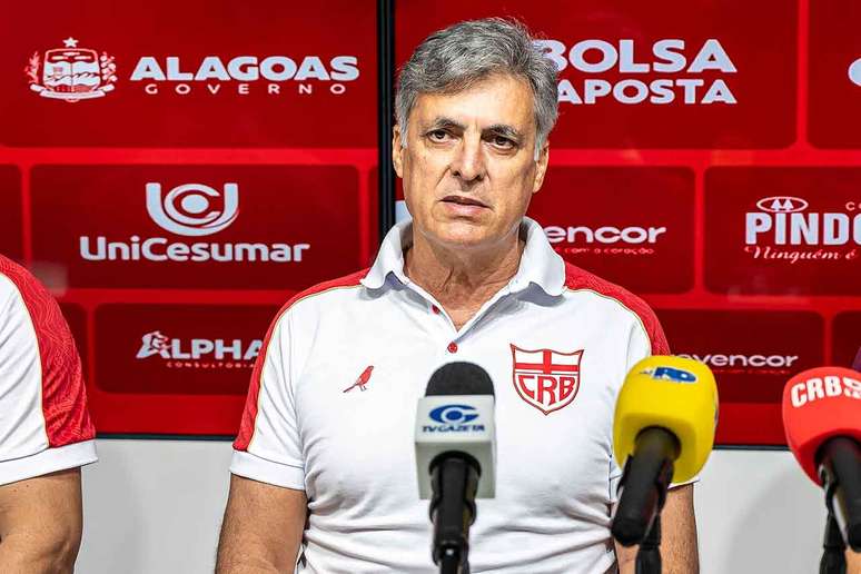 M&aacute;rio Marroquim, presidente do CRB, em coletiva &ndash;