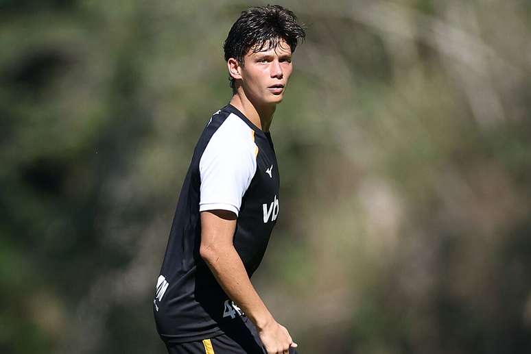 Volante Arthur Novaes em treino com profissionais &ndash;