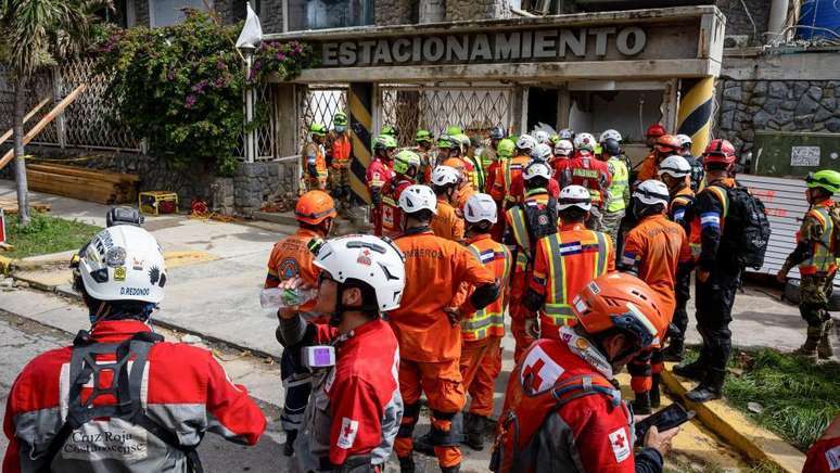 Equipes de resgate de sete pa&iacute;ses ajudaram a retirar Hern&aacute;n Gil dos escombros