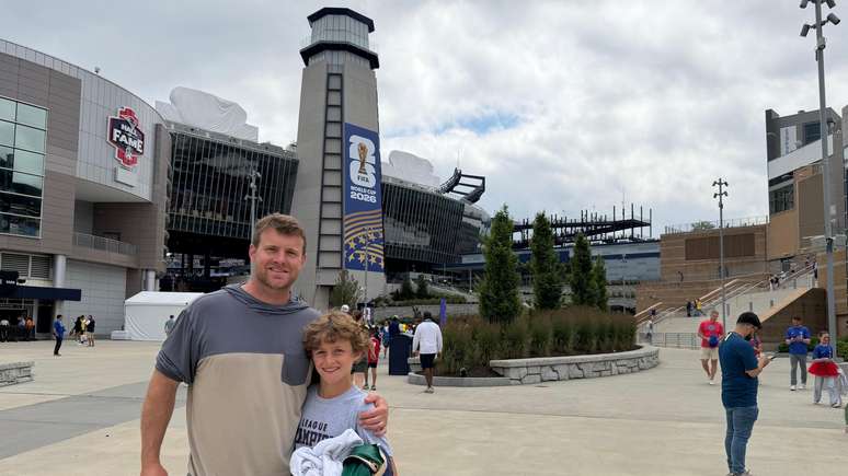 Eben Pingree e seu filho, Cole, do lado de fora do est&aacute;dio de Boston