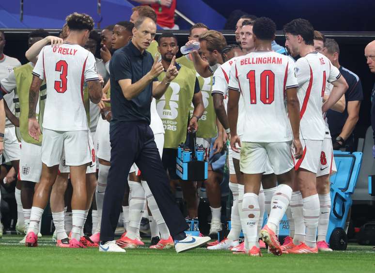 Thomas Tuchel passa instru&ccedil;&otilde;es para jogadores da Inglaterra em uma das pausas hidrata&ccedil;&atilde;o contra a RD Congo &ndash; 