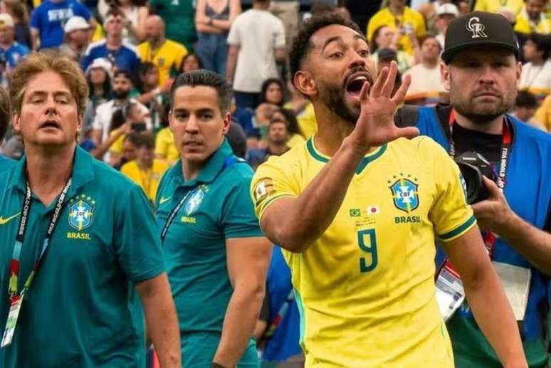 Matheus Cunha retruca provoca&ccedil;&otilde;es mostrando cinco dedos na dire&ccedil;&atilde;o do banco japon&ecirc;s, em alus&atilde;o ao pentacampeonato mundial do Brasil-
