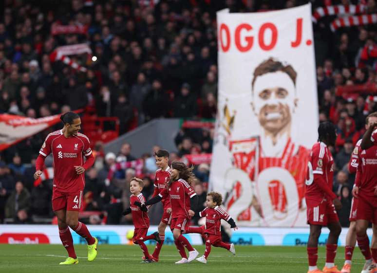 Diogo Jota ganhou uma bandeira da torcida do Liverpool &ndash;