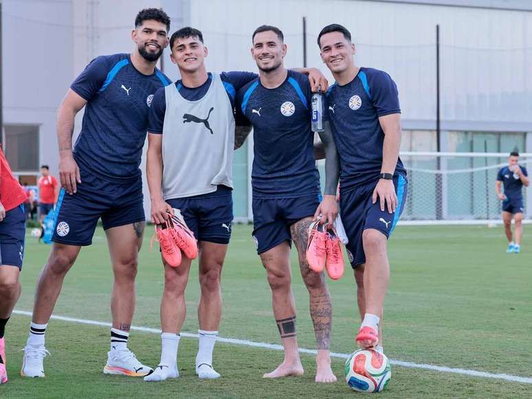 Da esquerda pra direita: Omar Alderete, Ram&oacute;n Sosa, Tonny Sanabria e &Aacute;lex Arce em treino do Paraguai &ndash;