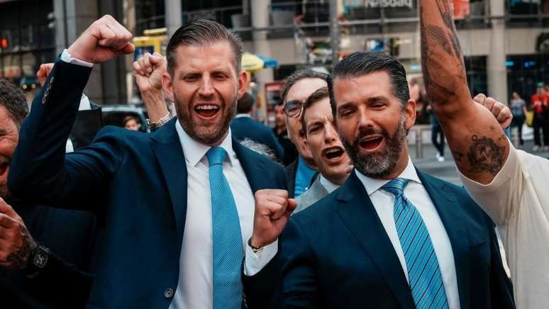 Donald Trump Jr. (&agrave; direita) e Eric Trump na Bolsa de Valores de Nova York, no ano passado