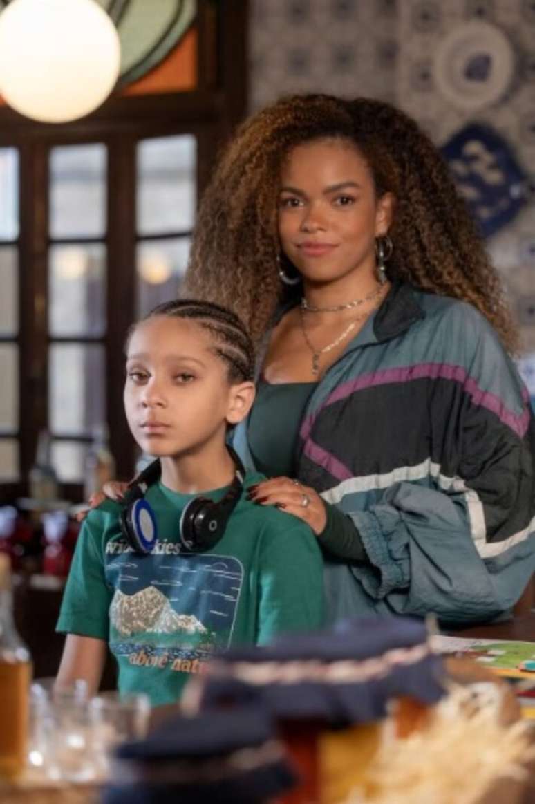 Nancy (Jeniffer Nascimento) e o filho na segunda fase de Quem Ama Cuida