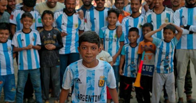 Cena do document&aacute;rio "Dhaka Vibra &ndash; Aventuras futebol&iacute;sticas em Bangladesh"